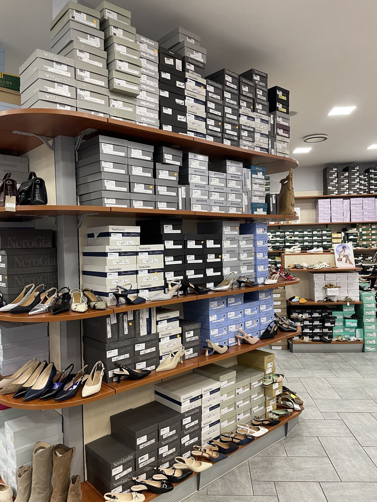 Interno del negozio La Scarpa per Tutti